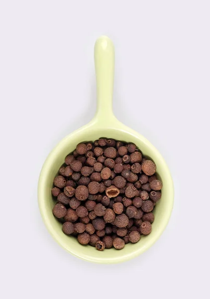 Klein Proefgedeelte Van Allspice Schotel Geïsoleerd Witte Achtergrond Ontwerpelement Met — Stockfoto