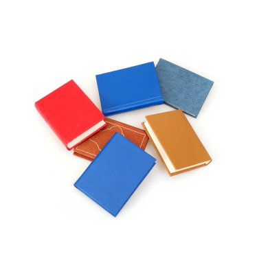 Beyaz arkaplanda izole edilmiş beyaz çarşaflı renkli kitap yığınları