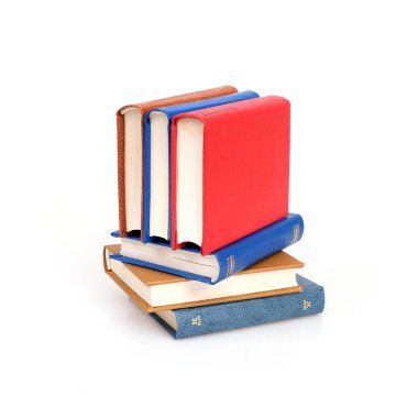 Beyaz arkaplanda izole edilmiş beyaz çarşaflı renkli kitap yığınları