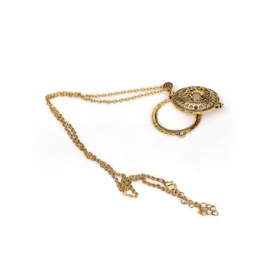 Beyaz arka planda izole edilmiş büyüteçle altın kolye.