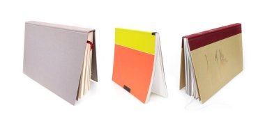 Beyaz arka planda beyaz çarşaflı renkli kitap kapağı