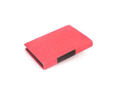 Kırmızı kapaklı kitap beyaz arkaplanda izole