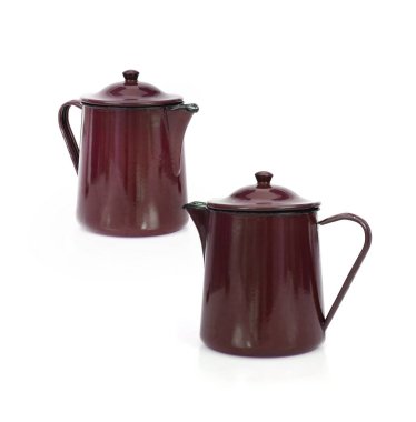 Beyaz arka planda izole edilmiş iki klasik metalik kahve tenceresi.