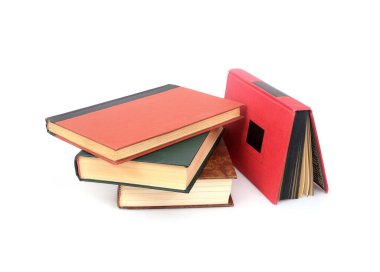 Beyaz arkaplanda izole edilmiş renkli kitap yığını