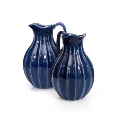 Beyaz arkaplanda izole edilmiş iki mavi seramik sürahi.