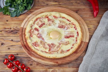 Et, sebze ve mantarlı pizza, ahşap arka plan.