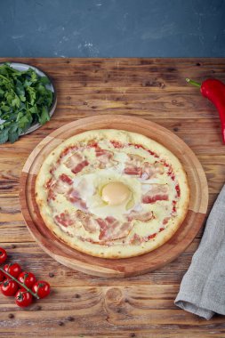 Et, sebze ve mantarlı pizza, ahşap arka plan.