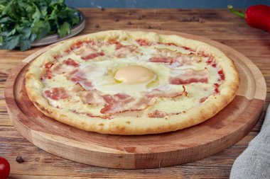 Et, sebze ve mantarlı pizza, ahşap arka plan.