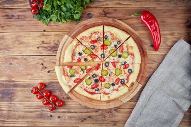 Et, sebze ve mantarlı pizza, ahşap arka plan.
