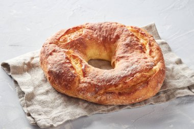 Buğday unundan yapılmış beyaz ekmek, beton arka plan