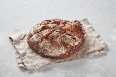 Çavdar unu ekmeği, beton arka plan