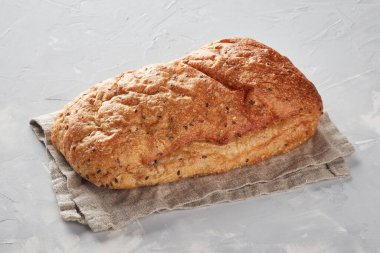 Buğday unundan yapılmış beyaz ekmek, beton arka plan