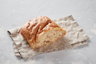 Buğday unundan yapılmış beyaz ekmek, beton arka plan