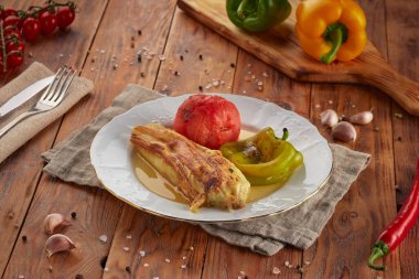 Izgara sebze mangal, ahşap arka plan.