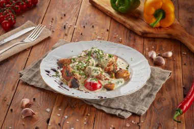 Mantarlı domuz eti krema soslu barbekü, ahşap arka plan.