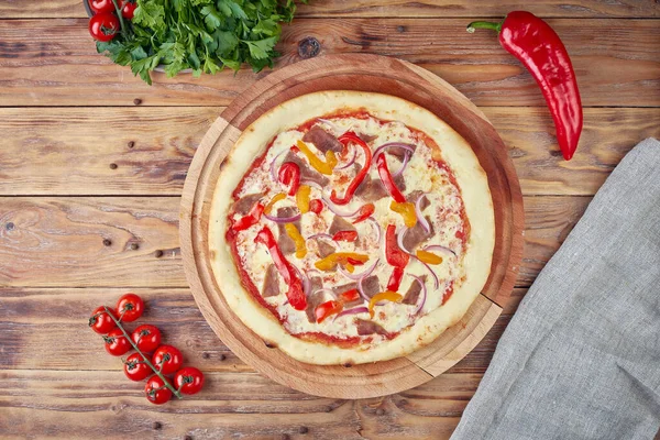 Pizza Com Carne Legumes Cogumelos Fundo Madeira — Fotografia de Stock