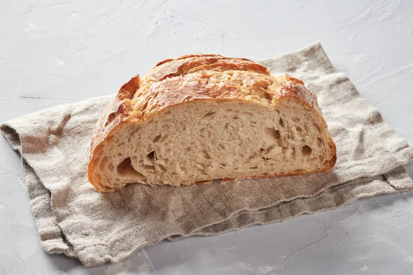 Buğday unundan yapılmış beyaz ekmek, beton arka plan