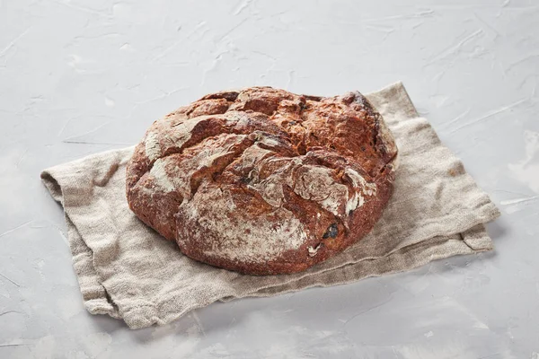 Çavdar unu ekmeği, beton arka plan