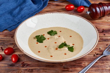 Fındık soslu tavuk kremalı çorba, Gürcü mutfağı, ahşap arka plan.