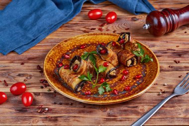 Fındık dolgulu patlıcan, Gürcü mutfağı, ahşap arka plan