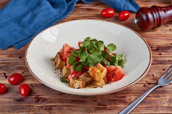 Verse Groentesalade Met Gegrilde Aubergines Houten Ondergrond — Stockfoto