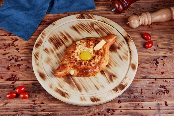 Peynirli ve yumurtalı Khachapuri, Gürcistan geleneksel mutfağı.
