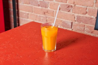 Meyve suyu, kırmızı arkaplan