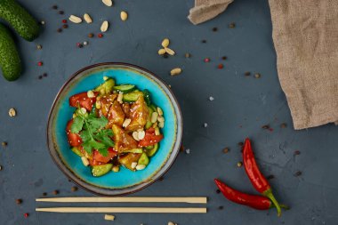 Patlıcan gevreği, Çin mutfağı, beton arka plan.