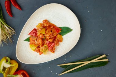 Tatlı ve ekşi soslu tavuk filetosu, Çin mutfağı, beton arka plan.