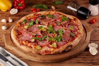 Pizza, klasik İtalyan pizzası, ahşap arka plan.