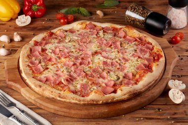 Pizza, klasik İtalyan pizzası, ahşap arka plan.