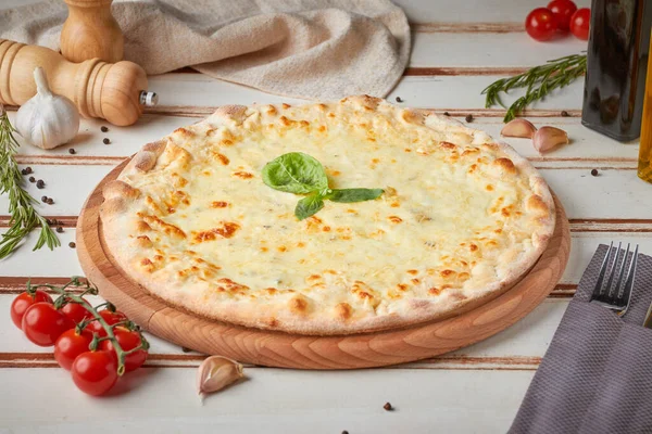 Dilimlenmiş pizza, sos ve otlar, ahşap beyaz arka plan
