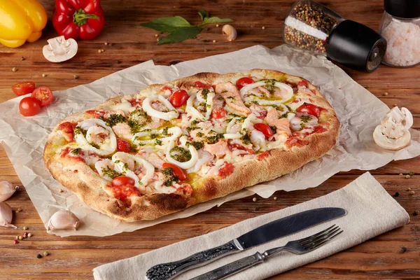 Roma pizzası, klasik İtalyan pizzası, ahşap arka plan.