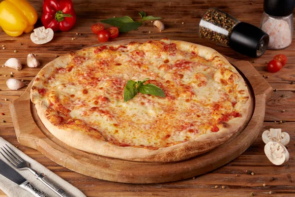 Pizza, klasik İtalyan pizzası, ahşap arka plan.