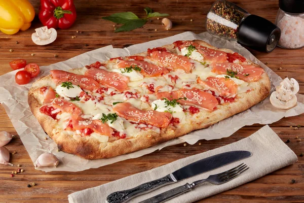 Roma pizzası, klasik İtalyan pizzası, ahşap arka plan.