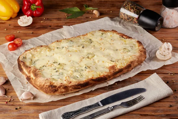Roma pizzası, klasik İtalyan pizzası, ahşap arka plan.