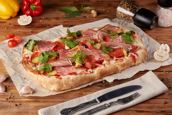 Roma pizzası, klasik İtalyan pizzası, ahşap arka plan.