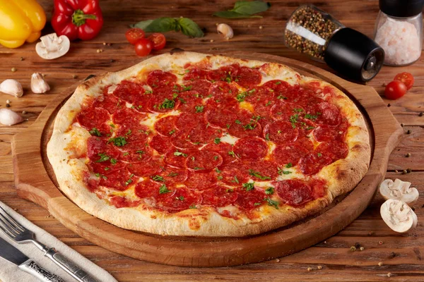 Pizza Variant Van Klassieke Italiaanse Pizza Houten Achtergrond — Stockfoto