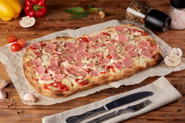 Roma pizzası, klasik İtalyan pizzası, ahşap arka plan.