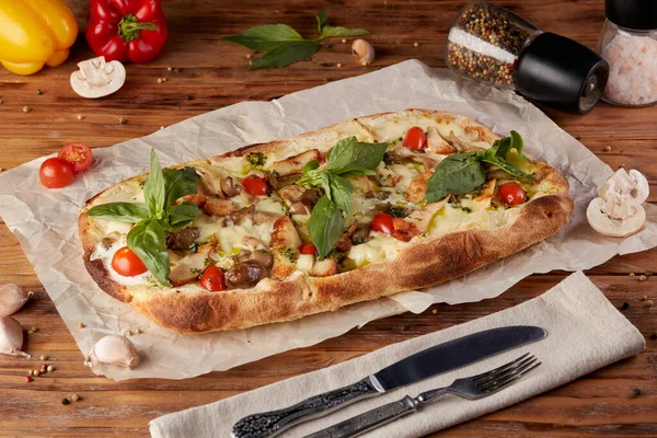 Roma pizzası, klasik İtalyan pizzası, ahşap arka plan.