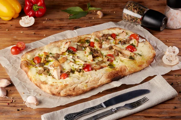 Roma pizzası, klasik İtalyan pizzası, ahşap arka plan.