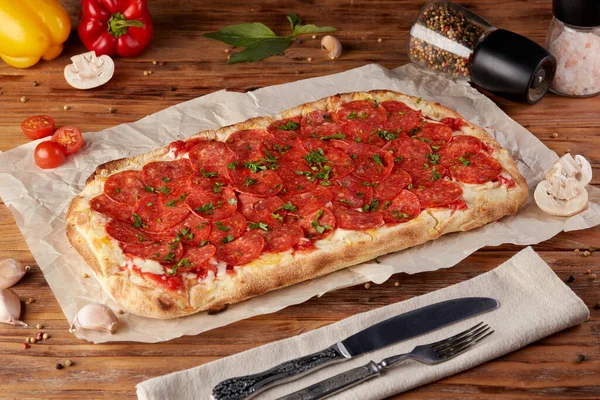Roma pizzası, klasik İtalyan pizzası, ahşap arka plan.