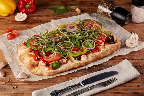 Roma pizzası, klasik İtalyan pizzası, ahşap arka plan.