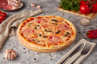 Dilimlenmiş pizza, sos ve otlar, dokulu arka plan.