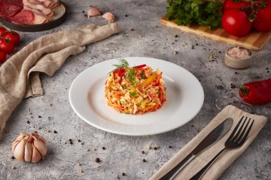 Taze sebzeli sebze salatası, dokulu arka plan.