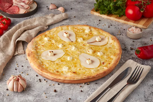 Pizza Szeletekkel Szósszal Fűszernövényekkel Texturált Háttér — Stock Fotó