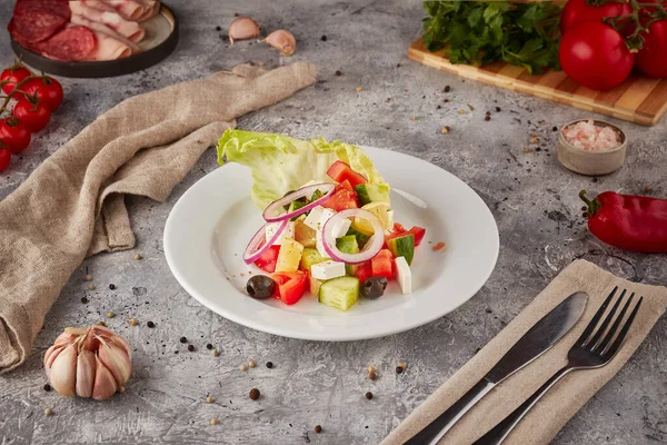 Arka planda Yunan salatası, vejetaryen yemekleri