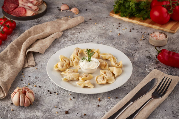 Пельмени со сметаной, текстурированный фон