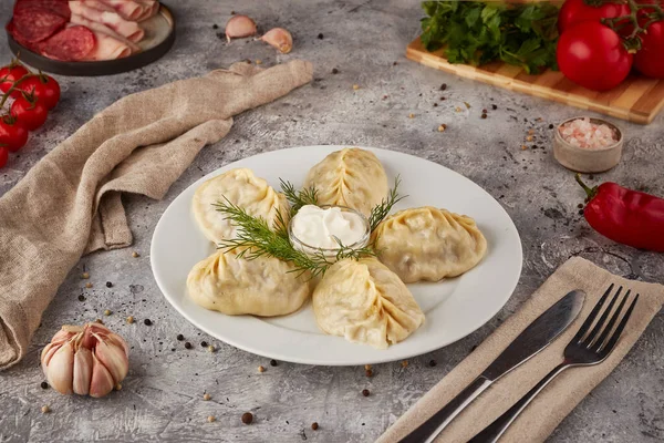 Ekşi kremalı hamur tatlısı, dokulu arka plan.