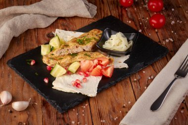 Izgara lula kebap, ahşap arka plan.